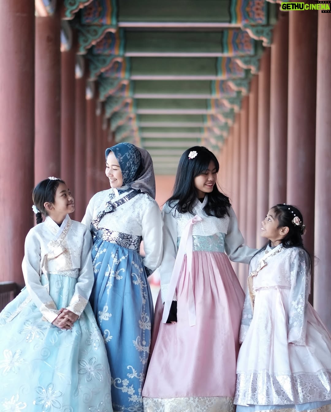 Alya Rohali - 4.5K Likes - Based on my experience , menjadi seorang ibu itu tidak cukup dengan teori . “Terjun langsung” jadi ibu , baru bisa dapet ilmu yang tepat . Banyak variabelnya jd seorang ibu yang baik, doesn’t apply for all , karena tiap anak spesial dan berbeda . Sikon tiap ibu juga beda . So, whether IRT, working mom, cesar mom, normal birth mom, full asi mom, mix asi sufor mom, … we are mothers , we are doing the best we can for our kids . Sometimes we make mistakes, being selfish, but we also make sacrifices regarding our kids. Most importantly, be a happy mom , coz when we are happy, the kids will be happy .
Selamat hari ibu utk semua ibu … ❤️❤️ jalanin aja sebaik2nya peran ini , don’t let other people judge you .
And for my girls , let’s be bestfriends for life , be with me when I’m old and weak . Some said your children are not your investment. For me , you are my investment for my afterlife . Coz your pray may save me .