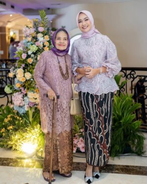 Alya Rohali Instagram - Assalamu’alaikum Mamaku cantik … 
Barokah umurnya mama, 79 tahun mama hari ini . Insyaa Allah aya saksi betapa mama orang yang sangat baik, your hands are always full to help others. Dari keluarga sampai orang yang hanya lewat gak akan luput dari perhatian dan pertolongan mama. Semoga semua kebaikan mama jadi wasilah untuk kesembuhan mama. 

yuk bangun mah , semoga Allah kasih kesembuhan yang sempurna.. takdir Allah pasti yang terbaik buat hambaNYA

Terimakasih semua teman2 , juga teman2 online ku yang udh doain mama dan kasih semangat dan perhatian utk keluarga kami yang tengah menjaga dan menemani mama ikhtiar di ruang ICU. Jazaakumullahu khairan❤️

Aya kangen mama