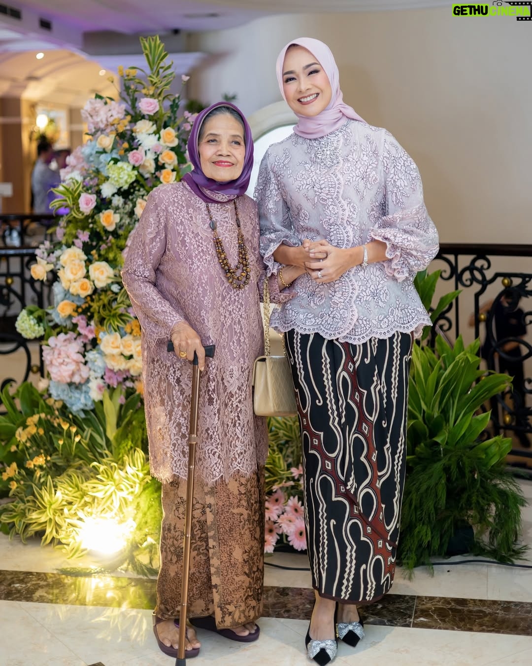 Alya Rohali - 11.2K Likes - Assalamu’alaikum Mamaku cantik …
Barokah umurnya mama, 79 tahun mama hari ini . Insyaa Allah aya saksi betapa mama orang yang sangat baik, your hands are always full to help others. Dari keluarga sampai orang yang hanya lewat gak akan luput dari perhatian dan pertolongan mama. Semoga semua kebaikan mama jadi wasilah untuk kesembuhan mama.
yuk bangun mah , semoga Allah kasih kesembuhan yang sempurna.. takdir Allah pasti yang terbaik buat hambaNYA
Terimakasih semua teman2 , juga teman2 online ku yang udh doain mama dan kasih semangat dan perhatian utk keluarga kami yang tengah menjaga dan menemani mama ikhtiar di ruang ICU. Jazaakumullahu khairan❤️
Aya kangen mama