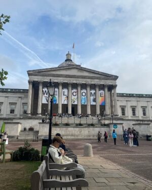 Alya Rohali Instagram - Visiting @namiradjani’s campus @ucl on her first day kuliah . 
Very nice campus di tengah kota . Enjoy being Londoners jan , belajar yang semangat ya and maksimalkan mendapatkan new experience . 

Backsound single @namiradjani yang menemani perjalanan dia mulai dari apply kuliah, les dan tes IELTS sampai persiapan apply LPDP .