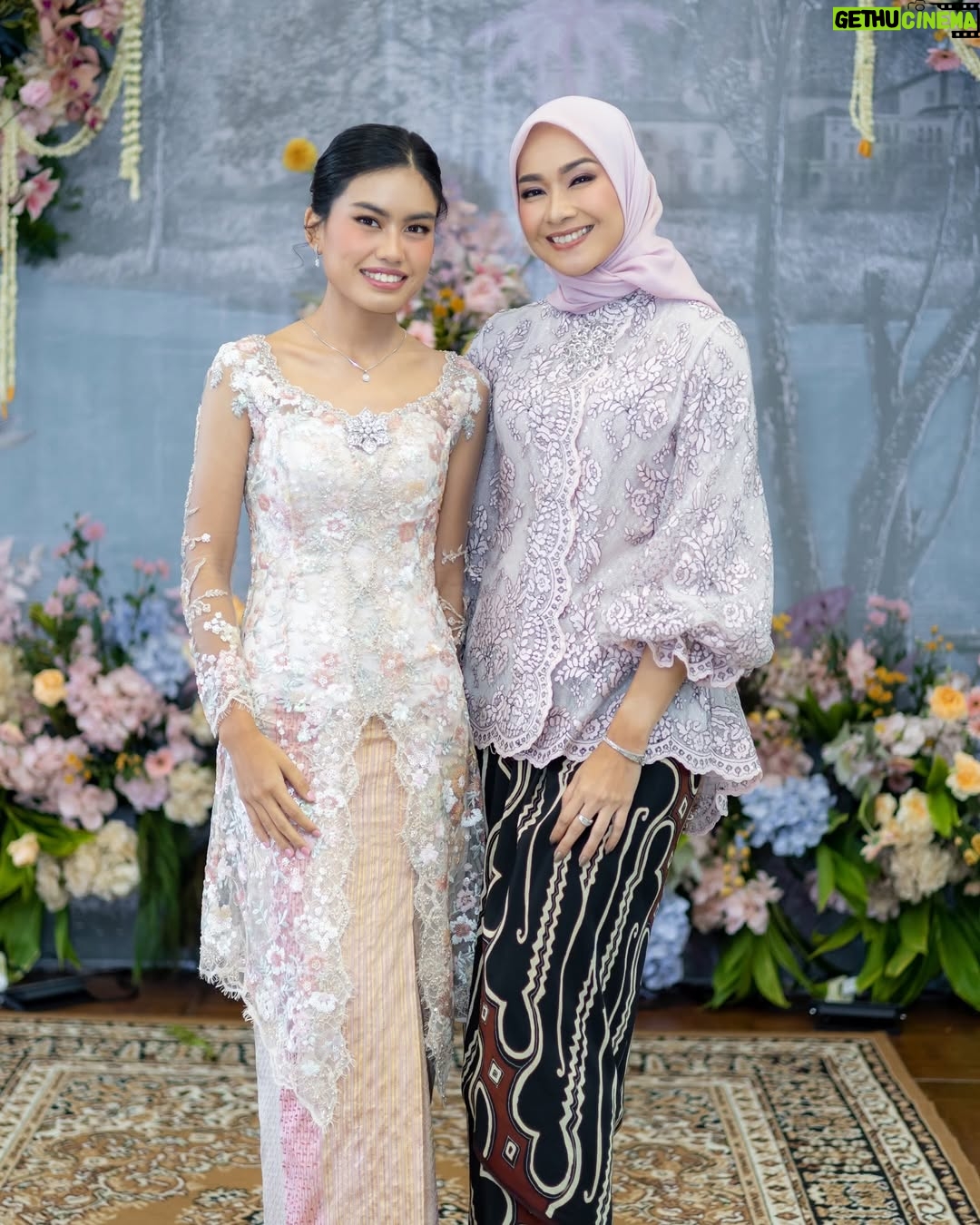 Alya Rohali - 11.2K Likes - We are all happy for you, teteh … even for your sisters this is the day they’ve hoped for.
#engagement
Kebaya mama dan adik2 by @chantik_boutique
Seserahan @seserahan_by_rosearbor
Decorations @sejiwa.creation
Venue @granmahakamhotel
Organizer @pindyorganizer