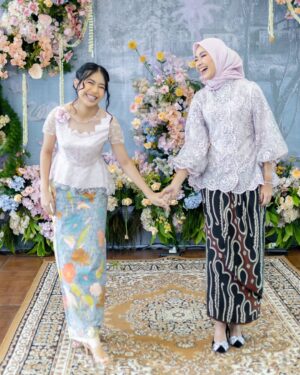 Alya Rohali Instagram - We are all happy for you, teteh … even for your sisters this is the day they’ve hoped for. 
#engagement

Kebaya mama dan adik2 by @chantik_boutique
Seserahan @seserahan_by_rosearbor 
Decorations @sejiwa.creation 
Venue @granmahakamhotel 
Organizer @pindyorganizer