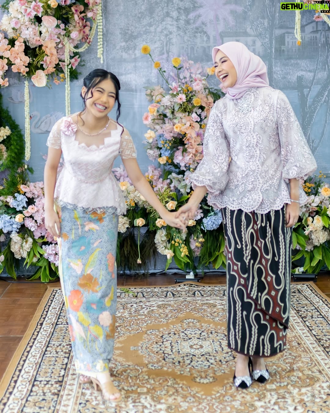Alya Rohali - 11.2K Likes - We are all happy for you, teteh … even for your sisters this is the day they’ve hoped for.
#engagement
Kebaya mama dan adik2 by @chantik_boutique
Seserahan @seserahan_by_rosearbor
Decorations @sejiwa.creation
Venue @granmahakamhotel
Organizer @pindyorganizer