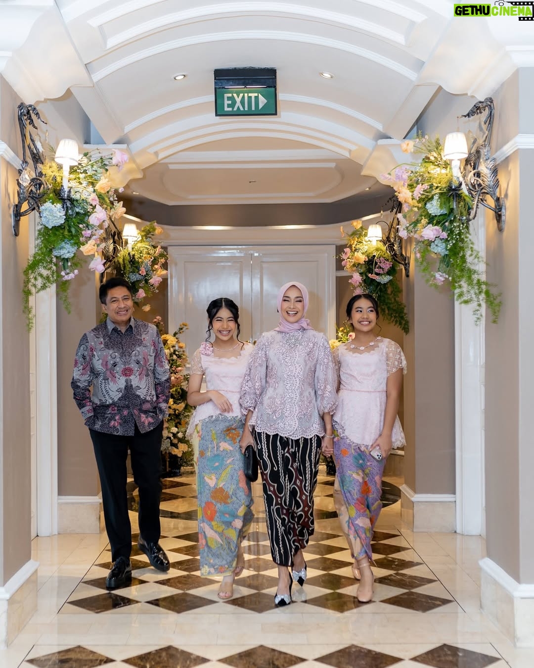 Alya Rohali - 11.2K Likes - We are all happy for you, teteh … even for your sisters this is the day they’ve hoped for.
#engagement
Kebaya mama dan adik2 by @chantik_boutique
Seserahan @seserahan_by_rosearbor
Decorations @sejiwa.creation
Venue @granmahakamhotel
Organizer @pindyorganizer