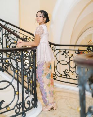 Alya Rohali Instagram - We are all happy for you, teteh … even for your sisters this is the day they’ve hoped for. 
#engagement

Kebaya mama dan adik2 by @chantik_boutique
Seserahan @seserahan_by_rosearbor 
Decorations @sejiwa.creation 
Venue @granmahakamhotel 
Organizer @pindyorganizer