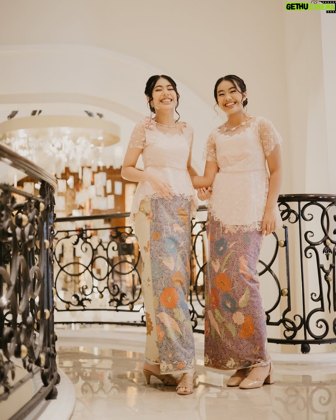 Alya Rohali - 11.2K Likes - We are all happy for you, teteh … even for your sisters this is the day they’ve hoped for.
#engagement
Kebaya mama dan adik2 by @chantik_boutique
Seserahan @seserahan_by_rosearbor
Decorations @sejiwa.creation
Venue @granmahakamhotel
Organizer @pindyorganizer