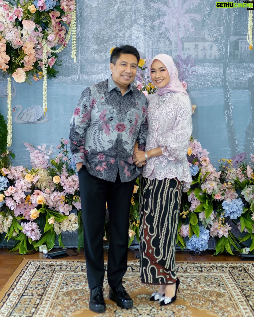Alya Rohali - 11.2K Likes - We are all happy for you, teteh … even for your sisters this is the day they’ve hoped for.
#engagement
Kebaya mama dan adik2 by @chantik_boutique
Seserahan @seserahan_by_rosearbor
Decorations @sejiwa.creation
Venue @granmahakamhotel
Organizer @pindyorganizer