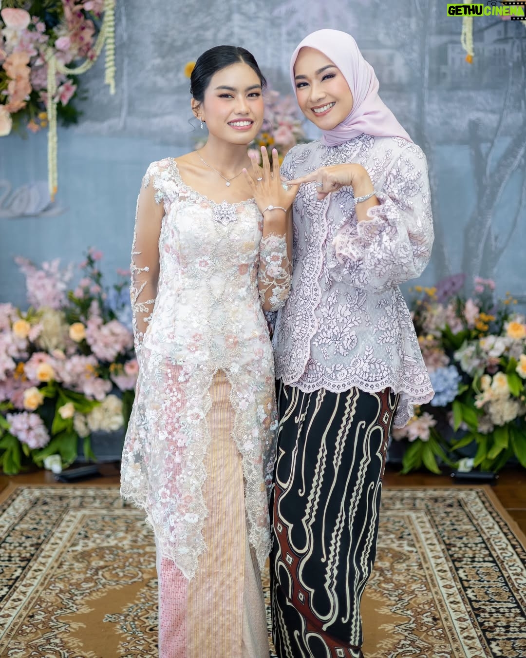 Alya Rohali - 11.2K Likes - We are all happy for you, teteh … even for your sisters this is the day they’ve hoped for.
#engagement
Kebaya mama dan adik2 by @chantik_boutique
Seserahan @seserahan_by_rosearbor
Decorations @sejiwa.creation
Venue @granmahakamhotel
Organizer @pindyorganizer