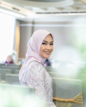 Alya Rohali Instagram - We are all happy for you, teteh … even for your sisters this is the day they’ve hoped for. 
#engagement

Kebaya mama dan adik2 by @chantik_boutique
Seserahan @seserahan_by_rosearbor 
Decorations @sejiwa.creation 
Venue @granmahakamhotel 
Organizer @pindyorganizer