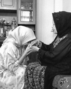 Alya Rohali Instagram - Few days before Idul Fitri and it hit me , It won’t be the same without my mom’s “presence” as it used to . 
Belom sempet minta maaf sama mama sebelum mama anfal 🥺 , but I know you already forgive me before I even ask for it . I’m sorry mom for all mistakes that I made, all calls that I missed , times with you that I sometimes took for granted😭😭 

I miss you so much , you are my wall all this time , I’m doing my best to stay strong . Maaf belom sampai hati kerumah mamah lagi , I just can’t enter the house without you welcoming me. 

Semoga Allah izinkan mama kembali sehat