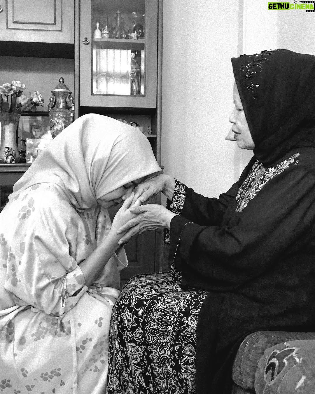 Alya Rohali - 4.3K Likes - Few days before Idul Fitri and it hit me , It won’t be the same without my mom’s “presence” as it used to .
Belom sempet minta maaf sama mama sebelum mama anfal 🥺 , but I know you already forgive me before I even ask for it . I’m sorry mom for all mistakes that I made, all calls that I missed , times with you that I sometimes took for granted😭😭
I miss you so much , you are my wall all this time , I’m doing my best to stay strong . Maaf belom sampai hati kerumah mamah lagi , I just can’t enter the house without you welcoming me.
Semoga Allah izinkan mama kembali sehat
