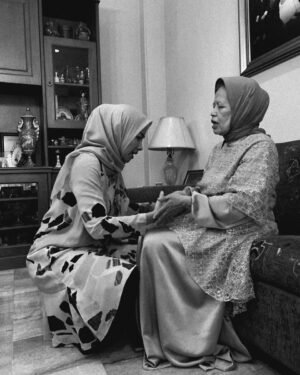 Alya Rohali Instagram - Few days before Idul Fitri and it hit me , It won’t be the same without my mom’s “presence” as it used to . 
Belom sempet minta maaf sama mama sebelum mama anfal 🥺 , but I know you already forgive me before I even ask for it . I’m sorry mom for all mistakes that I made, all calls that I missed , times with you that I sometimes took for granted😭😭 

I miss you so much , you are my wall all this time , I’m doing my best to stay strong . Maaf belom sampai hati kerumah mamah lagi , I just can’t enter the house without you welcoming me. 

Semoga Allah izinkan mama kembali sehat