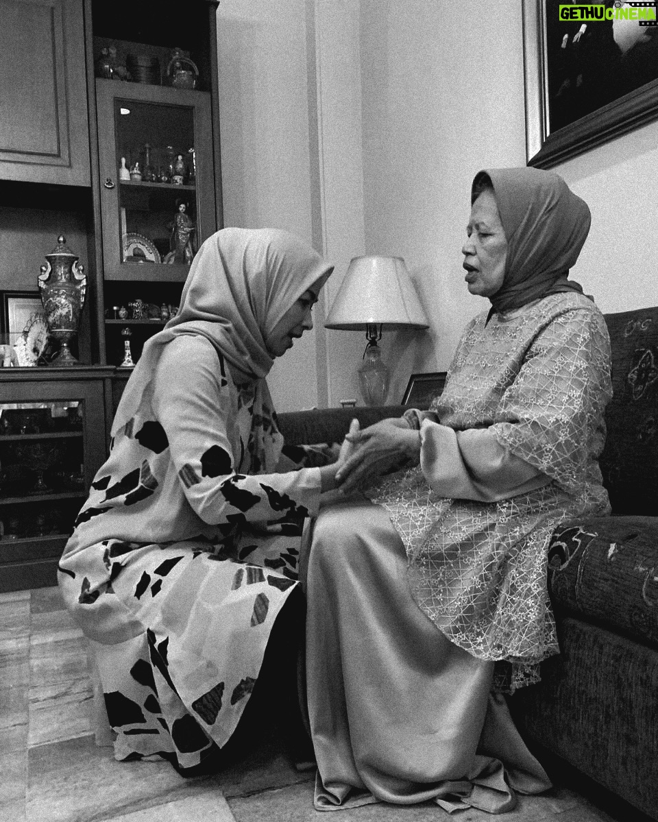 Alya Rohali - 4.3K Likes - Few days before Idul Fitri and it hit me , It won’t be the same without my mom’s “presence” as it used to .
Belom sempet minta maaf sama mama sebelum mama anfal 🥺 , but I know you already forgive me before I even ask for it . I’m sorry mom for all mistakes that I made, all calls that I missed , times with you that I sometimes took for granted😭😭
I miss you so much , you are my wall all this time , I’m doing my best to stay strong . Maaf belom sampai hati kerumah mamah lagi , I just can’t enter the house without you welcoming me.
Semoga Allah izinkan mama kembali sehat