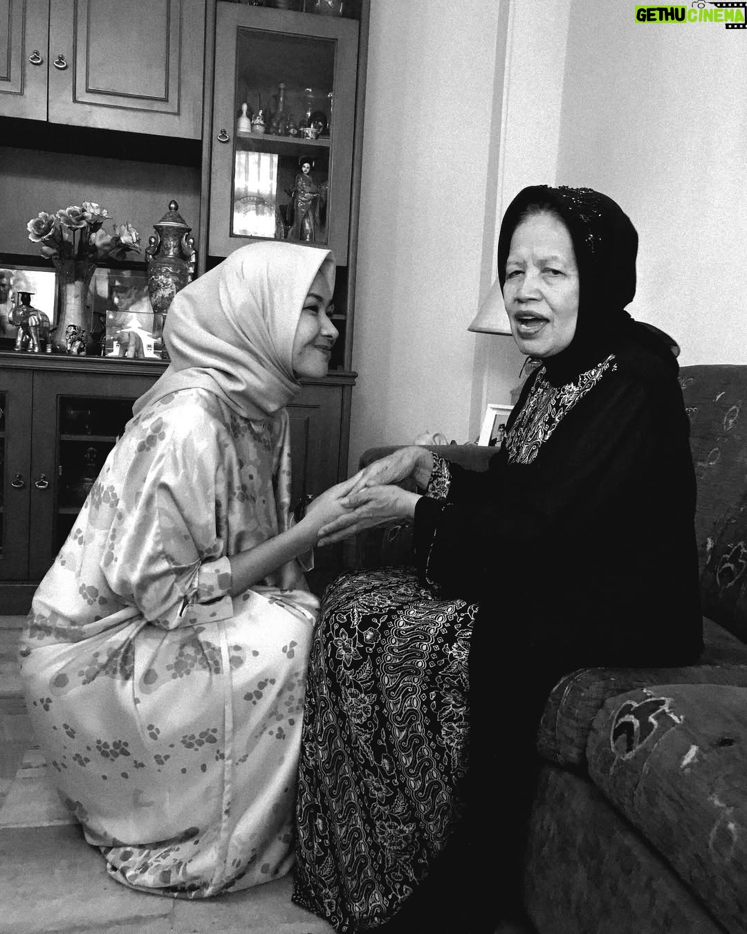 Alya Rohali - 4.3K Likes - Few days before Idul Fitri and it hit me , It won’t be the same without my mom’s “presence” as it used to .
Belom sempet minta maaf sama mama sebelum mama anfal 🥺 , but I know you already forgive me before I even ask for it . I’m sorry mom for all mistakes that I made, all calls that I missed , times with you that I sometimes took for granted😭😭
I miss you so much , you are my wall all this time , I’m doing my best to stay strong . Maaf belom sampai hati kerumah mamah lagi , I just can’t enter the house without you welcoming me.
Semoga Allah izinkan mama kembali sehat