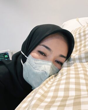 Alya Rohali Instagram - Merindu mama di Bulan suci 

Sungguh gak bisa dijabarkan lagi dengan kata2 betapa rindunya sama mamah , terutama di Bulan Ramadhan ini, bulan yang sibuk buat mama untuk sedekah dan membahagiakan orang banyak. Dari akhir bulan sya'ban biasanya mama udh heboh telp anaknya satu2 buat kegiatan2 ini, mulai bagi2 sembako, bagi2 zakat, beli2 baju buat kasih orang2 ... 

Sedih sekali kemaren buka puasa bersama , walau mama ada di ruang perawatan yang kami buat dirumah kakak tertua , still ...somehow we miss your 'presence'

Semoga Allah berikan mukjizat utk mama ... We miss you so much mom . Kangen denger suara mama , ditelpon mama 🥺
Denger kata zulu ya ma " Wake up Uce"

slide terakhir Foto sama mama yg ada di ruang rawat dirumah .