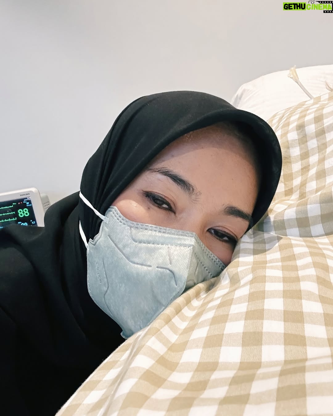 Alya Rohali - 8.4K Likes - Merindu mama di Bulan suci
Sungguh gak bisa dijabarkan lagi dengan kata2 betapa rindunya sama mamah , terutama di Bulan Ramadhan ini, bulan yang sibuk buat mama untuk sedekah dan membahagiakan orang banyak. Dari akhir bulan sya'ban biasanya mama udh heboh telp anaknya satu2 buat kegiatan2 ini, mulai bagi2 sembako, bagi2 zakat, beli2 baju buat kasih orang2 ...
Sedih sekali kemaren buka puasa bersama , walau mama ada di ruang perawatan yang kami buat dirumah kakak tertua , still ...somehow we miss your 'presence'
Semoga Allah berikan mukjizat utk mama ... We miss you so much mom . Kangen denger suara mama , ditelpon mama 🥺
Denger kata zulu ya ma " Wake up Uce"
slide terakhir Foto sama mama yg ada di ruang rawat dirumah .