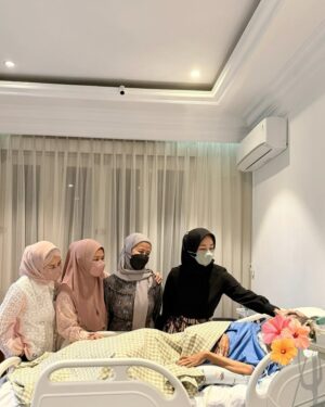 Alya Rohali Instagram - Merindu mama di Bulan suci 

Sungguh gak bisa dijabarkan lagi dengan kata2 betapa rindunya sama mamah , terutama di Bulan Ramadhan ini, bulan yang sibuk buat mama untuk sedekah dan membahagiakan orang banyak. Dari akhir bulan sya'ban biasanya mama udh heboh telp anaknya satu2 buat kegiatan2 ini, mulai bagi2 sembako, bagi2 zakat, beli2 baju buat kasih orang2 ... 

Sedih sekali kemaren buka puasa bersama , walau mama ada di ruang perawatan yang kami buat dirumah kakak tertua , still ...somehow we miss your 'presence'

Semoga Allah berikan mukjizat utk mama ... We miss you so much mom . Kangen denger suara mama , ditelpon mama 🥺
Denger kata zulu ya ma " Wake up Uce"

slide terakhir Foto sama mama yg ada di ruang rawat dirumah .