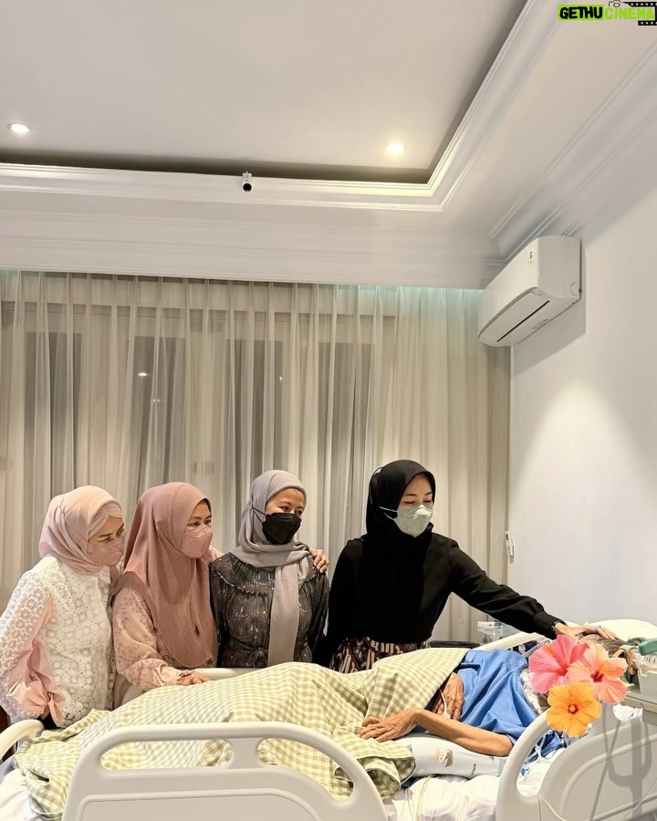 Alya Rohali - 8.4K Likes - Merindu mama di Bulan suci
Sungguh gak bisa dijabarkan lagi dengan kata2 betapa rindunya sama mamah , terutama di Bulan Ramadhan ini, bulan yang sibuk buat mama untuk sedekah dan membahagiakan orang banyak. Dari akhir bulan sya'ban biasanya mama udh heboh telp anaknya satu2 buat kegiatan2 ini, mulai bagi2 sembako, bagi2 zakat, beli2 baju buat kasih orang2 ...
Sedih sekali kemaren buka puasa bersama , walau mama ada di ruang perawatan yang kami buat dirumah kakak tertua , still ...somehow we miss your 'presence'
Semoga Allah berikan mukjizat utk mama ... We miss you so much mom . Kangen denger suara mama , ditelpon mama 🥺
Denger kata zulu ya ma " Wake up Uce"
slide terakhir Foto sama mama yg ada di ruang rawat dirumah .