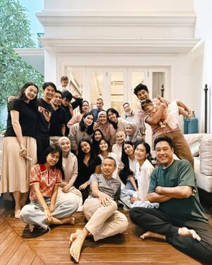 Alya Rohali Instagram - Merindu mama di Bulan suci 

Sungguh gak bisa dijabarkan lagi dengan kata2 betapa rindunya sama mamah , terutama di Bulan Ramadhan ini, bulan yang sibuk buat mama untuk sedekah dan membahagiakan orang banyak. Dari akhir bulan sya'ban biasanya mama udh heboh telp anaknya satu2 buat kegiatan2 ini, mulai bagi2 sembako, bagi2 zakat, beli2 baju buat kasih orang2 ... 

Sedih sekali kemaren buka puasa bersama , walau mama ada di ruang perawatan yang kami buat dirumah kakak tertua , still ...somehow we miss your 'presence'

Semoga Allah berikan mukjizat utk mama ... We miss you so much mom . Kangen denger suara mama , ditelpon mama 🥺
Denger kata zulu ya ma " Wake up Uce"

slide terakhir Foto sama mama yg ada di ruang rawat dirumah .