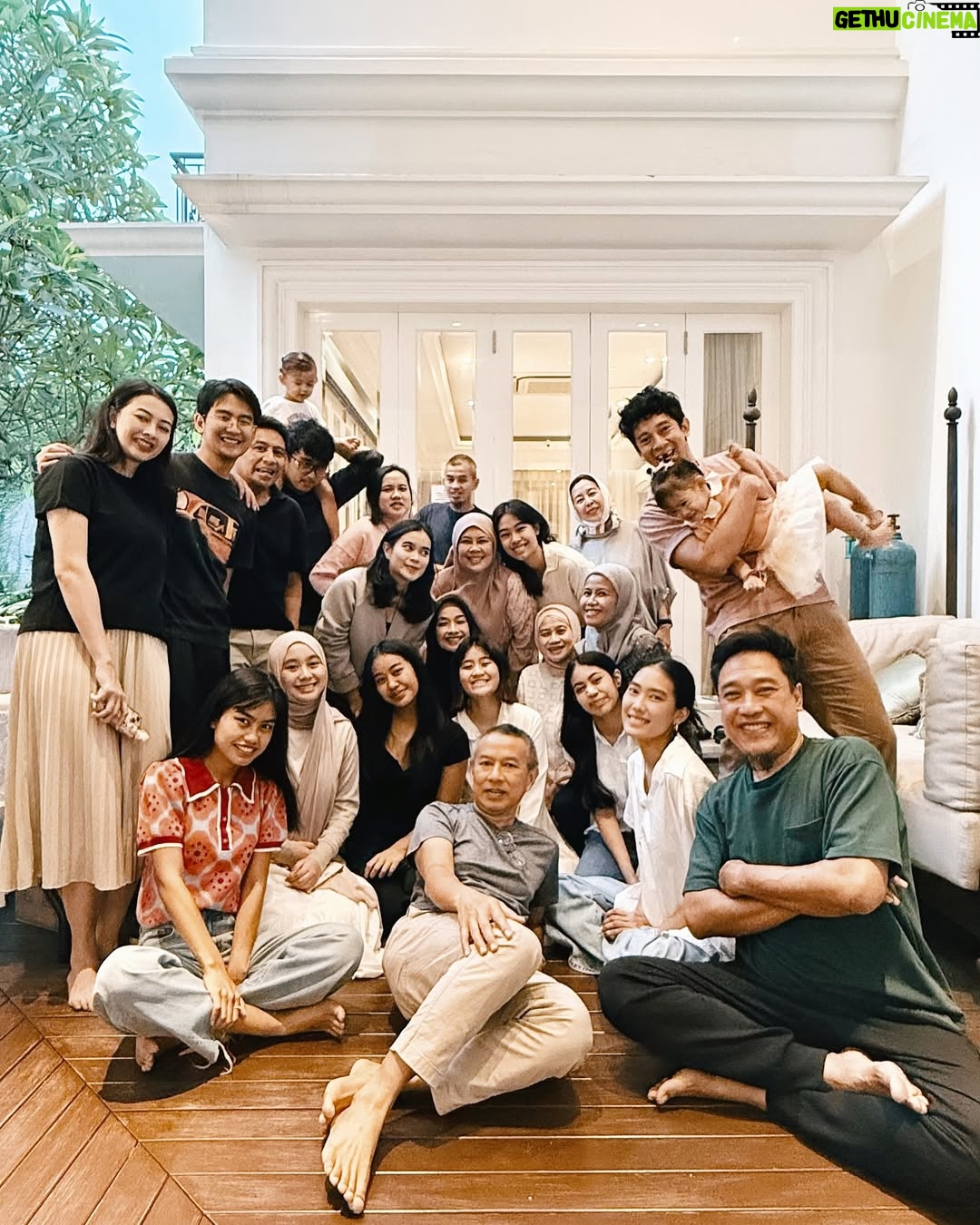 Alya Rohali - 8.4K Likes - Merindu mama di Bulan suci
Sungguh gak bisa dijabarkan lagi dengan kata2 betapa rindunya sama mamah , terutama di Bulan Ramadhan ini, bulan yang sibuk buat mama untuk sedekah dan membahagiakan orang banyak. Dari akhir bulan sya'ban biasanya mama udh heboh telp anaknya satu2 buat kegiatan2 ini, mulai bagi2 sembako, bagi2 zakat, beli2 baju buat kasih orang2 ...
Sedih sekali kemaren buka puasa bersama , walau mama ada di ruang perawatan yang kami buat dirumah kakak tertua , still ...somehow we miss your 'presence'
Semoga Allah berikan mukjizat utk mama ... We miss you so much mom . Kangen denger suara mama , ditelpon mama 🥺
Denger kata zulu ya ma " Wake up Uce"
slide terakhir Foto sama mama yg ada di ruang rawat dirumah .