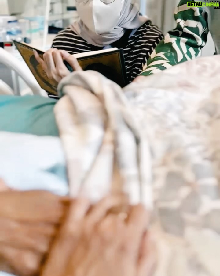 Alya Rohali - 8.4K Likes - Merindu mama di Bulan suci
Sungguh gak bisa dijabarkan lagi dengan kata2 betapa rindunya sama mamah , terutama di Bulan Ramadhan ini, bulan yang sibuk buat mama untuk sedekah dan membahagiakan orang banyak. Dari akhir bulan sya'ban biasanya mama udh heboh telp anaknya satu2 buat kegiatan2 ini, mulai bagi2 sembako, bagi2 zakat, beli2 baju buat kasih orang2 ...
Sedih sekali kemaren buka puasa bersama , walau mama ada di ruang perawatan yang kami buat dirumah kakak tertua , still ...somehow we miss your 'presence'
Semoga Allah berikan mukjizat utk mama ... We miss you so much mom . Kangen denger suara mama , ditelpon mama 🥺
Denger kata zulu ya ma " Wake up Uce"
slide terakhir Foto sama mama yg ada di ruang rawat dirumah .