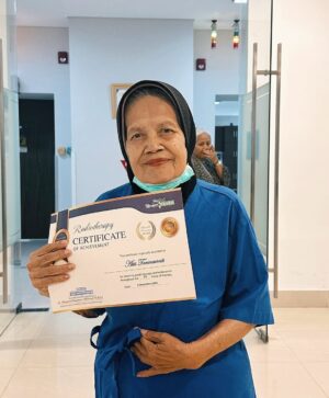 Alya Rohali Instagram - Alhamdulillah selesai … terimakasih mama for showing great courage and endurance throughout 25 times of radiation . 
We know it’s not easy setiap hari harus bolak balik rumah sakit di usia 78 tahun . Apalagi mama sempet flu plus double treatment dengan minum obat kemo🥹 . 
You are truly a warrior mama … Semoga Allah berikan miracle untuk kesembuhan mama seutuhnya . 
All we can do is giving you full support and prayers . 
Thank you bro sis and cucu2 . 
Love you enin ❤️