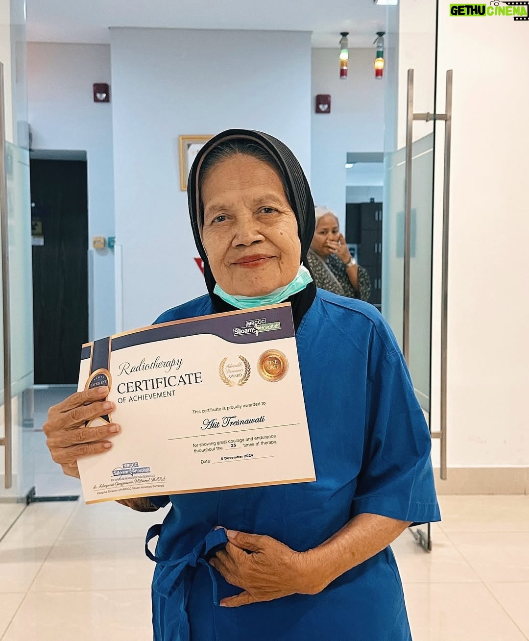 Alya Rohali - 4.1K Likes - Alhamdulillah selesai … terimakasih mama for showing great courage and endurance throughout 25 times of radiation .
We know it’s not easy setiap hari harus bolak balik rumah sakit di usia 78 tahun . Apalagi mama sempet flu plus double treatment dengan minum obat kemo🥹 .
You are truly a warrior mama … Semoga Allah berikan miracle untuk kesembuhan mama seutuhnya .
All we can do is giving you full support and prayers .
Thank you bro sis and cucu2 .
Love you enin ❤️