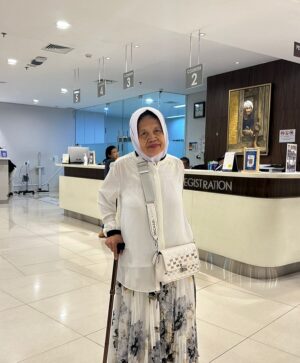 Alya Rohali Instagram - Alhamdulillah selesai … terimakasih mama for showing great courage and endurance throughout 25 times of radiation . 
We know it’s not easy setiap hari harus bolak balik rumah sakit di usia 78 tahun . Apalagi mama sempet flu plus double treatment dengan minum obat kemo🥹 . 
You are truly a warrior mama … Semoga Allah berikan miracle untuk kesembuhan mama seutuhnya . 
All we can do is giving you full support and prayers . 
Thank you bro sis and cucu2 . 
Love you enin ❤️