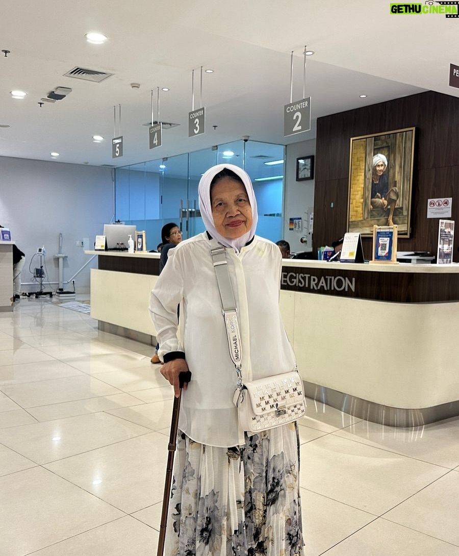 Alya Rohali - 4.1K Likes - Alhamdulillah selesai … terimakasih mama for showing great courage and endurance throughout 25 times of radiation .
We know it’s not easy setiap hari harus bolak balik rumah sakit di usia 78 tahun . Apalagi mama sempet flu plus double treatment dengan minum obat kemo🥹 .
You are truly a warrior mama … Semoga Allah berikan miracle untuk kesembuhan mama seutuhnya .
All we can do is giving you full support and prayers .
Thank you bro sis and cucu2 .
Love you enin ❤️