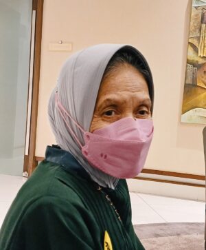Alya Rohali Instagram - Alhamdulillah selesai … terimakasih mama for showing great courage and endurance throughout 25 times of radiation . 
We know it’s not easy setiap hari harus bolak balik rumah sakit di usia 78 tahun . Apalagi mama sempet flu plus double treatment dengan minum obat kemo🥹 . 
You are truly a warrior mama … Semoga Allah berikan miracle untuk kesembuhan mama seutuhnya . 
All we can do is giving you full support and prayers . 
Thank you bro sis and cucu2 . 
Love you enin ❤️