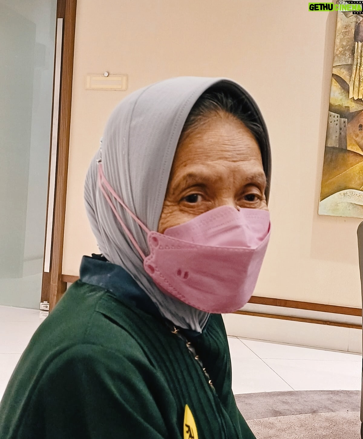 Alya Rohali - 4.1K Likes - Alhamdulillah selesai … terimakasih mama for showing great courage and endurance throughout 25 times of radiation .
We know it’s not easy setiap hari harus bolak balik rumah sakit di usia 78 tahun . Apalagi mama sempet flu plus double treatment dengan minum obat kemo🥹 .
You are truly a warrior mama … Semoga Allah berikan miracle untuk kesembuhan mama seutuhnya .
All we can do is giving you full support and prayers .
Thank you bro sis and cucu2 .
Love you enin ❤️