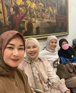 Alya Rohali Instagram - Alhamdulillah selesai … terimakasih mama for showing great courage and endurance throughout 25 times of radiation . 
We know it’s not easy setiap hari harus bolak balik rumah sakit di usia 78 tahun . Apalagi mama sempet flu plus double treatment dengan minum obat kemo🥹 . 
You are truly a warrior mama … Semoga Allah berikan miracle untuk kesembuhan mama seutuhnya . 
All we can do is giving you full support and prayers . 
Thank you bro sis and cucu2 . 
Love you enin ❤️