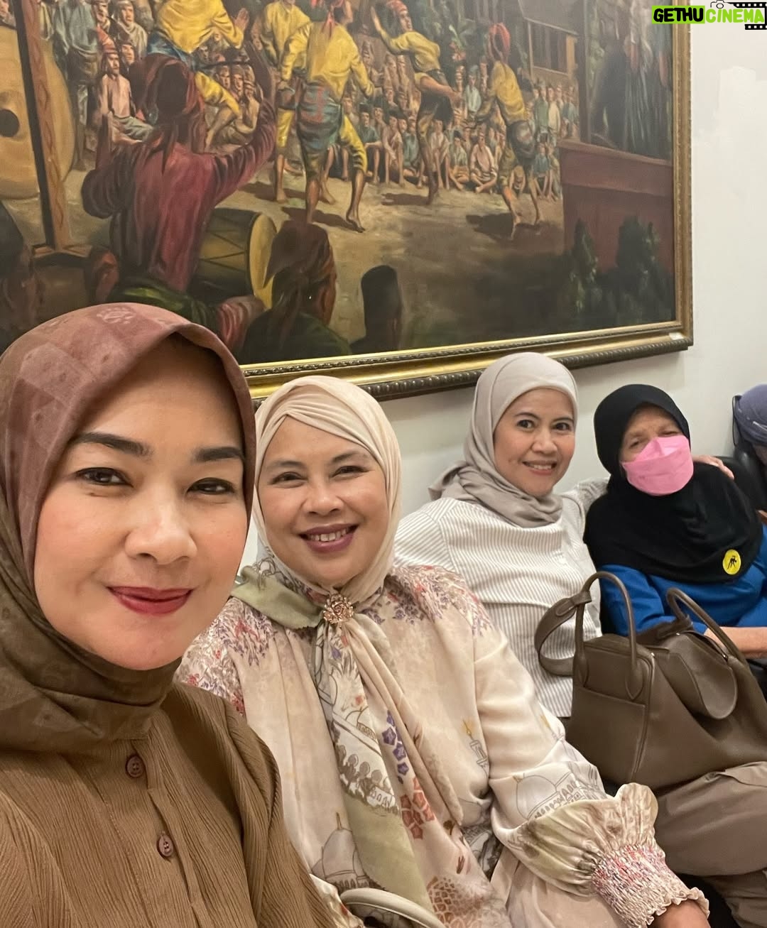 Alya Rohali - 4.1K Likes - Alhamdulillah selesai … terimakasih mama for showing great courage and endurance throughout 25 times of radiation .
We know it’s not easy setiap hari harus bolak balik rumah sakit di usia 78 tahun . Apalagi mama sempet flu plus double treatment dengan minum obat kemo🥹 .
You are truly a warrior mama … Semoga Allah berikan miracle untuk kesembuhan mama seutuhnya .
All we can do is giving you full support and prayers .
Thank you bro sis and cucu2 .
Love you enin ❤️