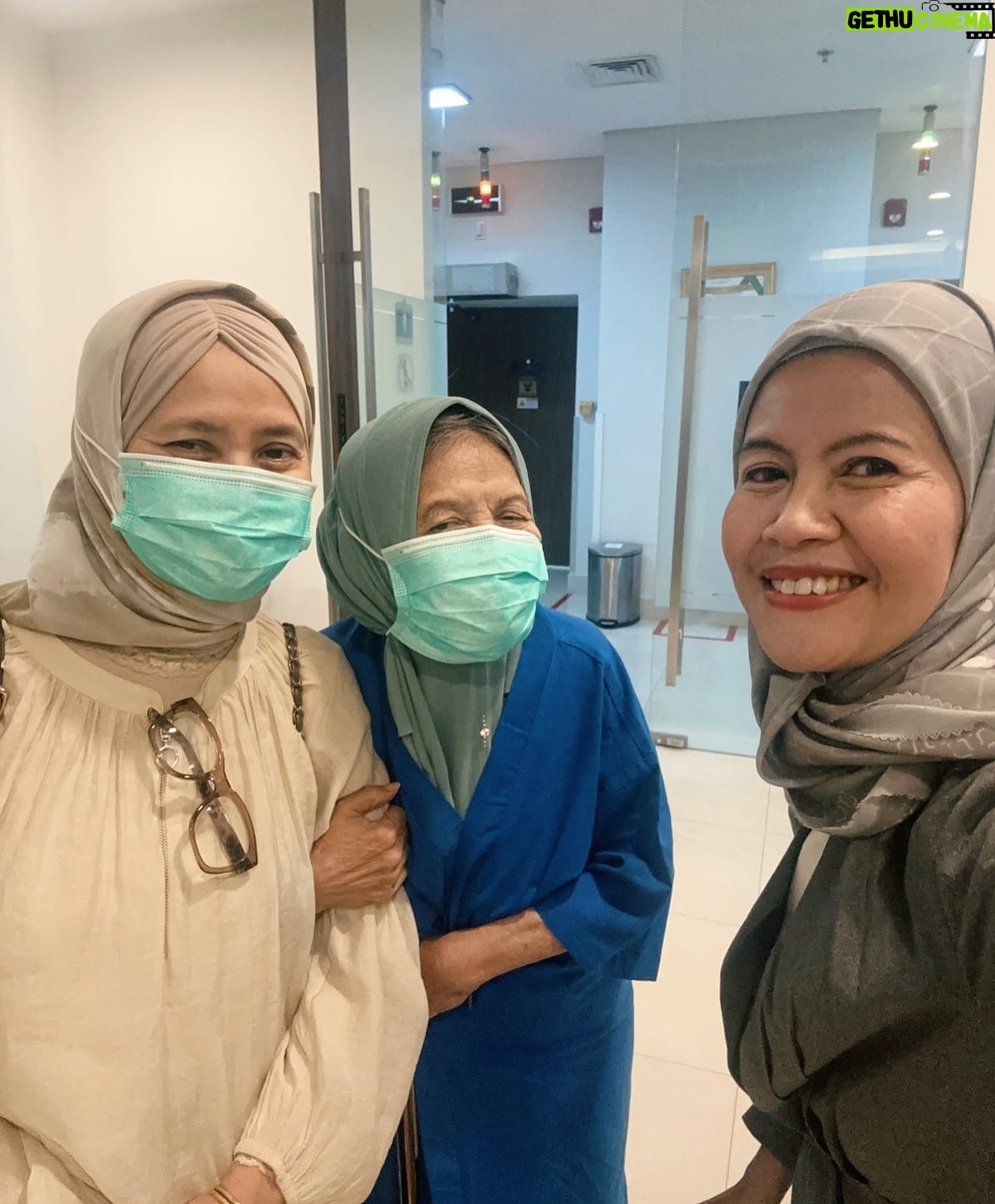 Alya Rohali - 4.1K Likes - Alhamdulillah selesai … terimakasih mama for showing great courage and endurance throughout 25 times of radiation .
We know it’s not easy setiap hari harus bolak balik rumah sakit di usia 78 tahun . Apalagi mama sempet flu plus double treatment dengan minum obat kemo🥹 .
You are truly a warrior mama … Semoga Allah berikan miracle untuk kesembuhan mama seutuhnya .
All we can do is giving you full support and prayers .
Thank you bro sis and cucu2 .
Love you enin ❤️