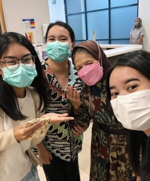 Alya Rohali Instagram - Alhamdulillah selesai … terimakasih mama for showing great courage and endurance throughout 25 times of radiation . 
We know it’s not easy setiap hari harus bolak balik rumah sakit di usia 78 tahun . Apalagi mama sempet flu plus double treatment dengan minum obat kemo🥹 . 
You are truly a warrior mama … Semoga Allah berikan miracle untuk kesembuhan mama seutuhnya . 
All we can do is giving you full support and prayers . 
Thank you bro sis and cucu2 . 
Love you enin ❤️