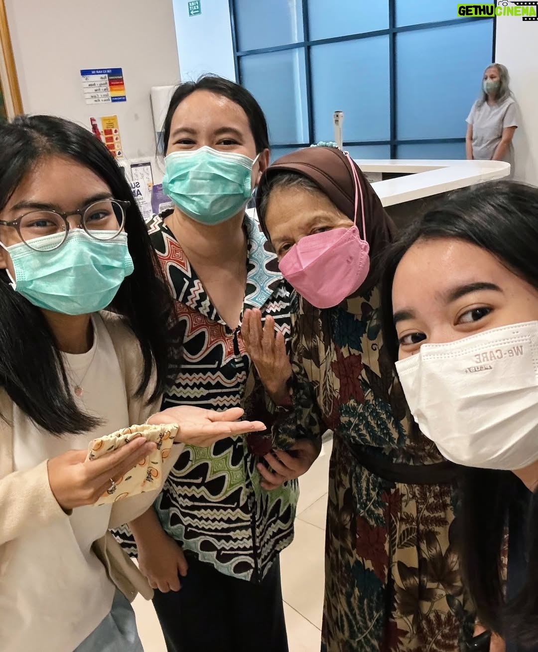 Alya Rohali - 4.1K Likes - Alhamdulillah selesai … terimakasih mama for showing great courage and endurance throughout 25 times of radiation .
We know it’s not easy setiap hari harus bolak balik rumah sakit di usia 78 tahun . Apalagi mama sempet flu plus double treatment dengan minum obat kemo🥹 .
You are truly a warrior mama … Semoga Allah berikan miracle untuk kesembuhan mama seutuhnya .
All we can do is giving you full support and prayers .
Thank you bro sis and cucu2 .
Love you enin ❤️