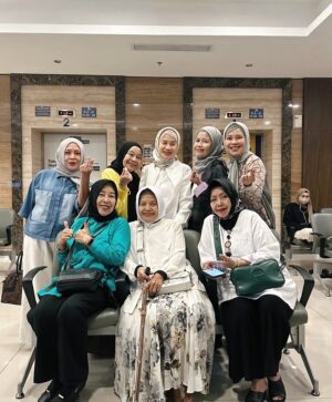 Alya Rohali Instagram - Alhamdulillah selesai … terimakasih mama for showing great courage and endurance throughout 25 times of radiation . 
We know it’s not easy setiap hari harus bolak balik rumah sakit di usia 78 tahun . Apalagi mama sempet flu plus double treatment dengan minum obat kemo🥹 . 
You are truly a warrior mama … Semoga Allah berikan miracle untuk kesembuhan mama seutuhnya . 
All we can do is giving you full support and prayers . 
Thank you bro sis and cucu2 . 
Love you enin ❤️