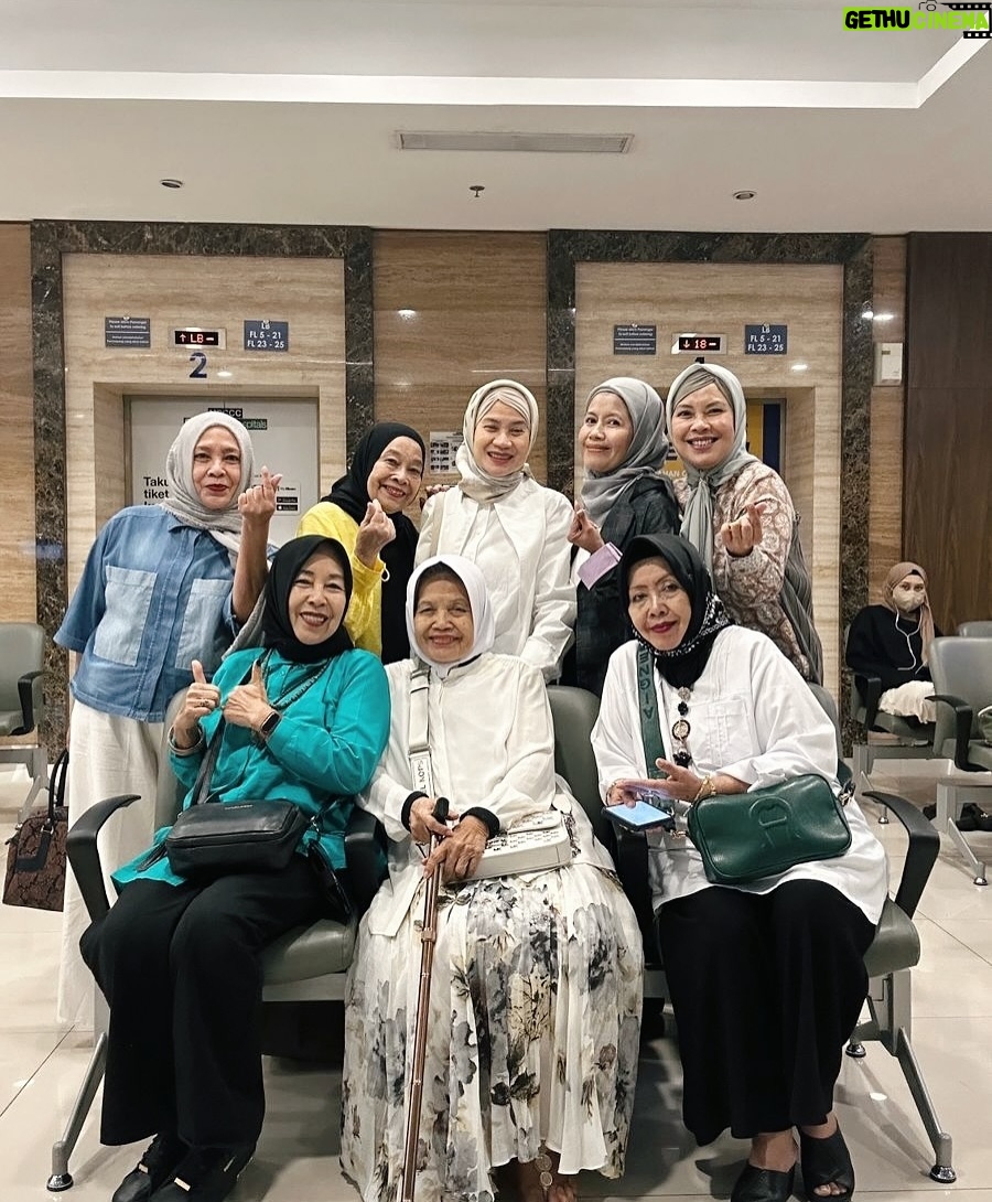 Alya Rohali - 4.1K Likes - Alhamdulillah selesai … terimakasih mama for showing great courage and endurance throughout 25 times of radiation .
We know it’s not easy setiap hari harus bolak balik rumah sakit di usia 78 tahun . Apalagi mama sempet flu plus double treatment dengan minum obat kemo🥹 .
You are truly a warrior mama … Semoga Allah berikan miracle untuk kesembuhan mama seutuhnya .
All we can do is giving you full support and prayers .
Thank you bro sis and cucu2 .
Love you enin ❤️