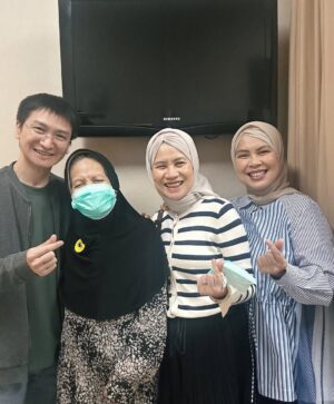 Alya Rohali Instagram - Alhamdulillah selesai … terimakasih mama for showing great courage and endurance throughout 25 times of radiation . 
We know it’s not easy setiap hari harus bolak balik rumah sakit di usia 78 tahun . Apalagi mama sempet flu plus double treatment dengan minum obat kemo🥹 . 
You are truly a warrior mama … Semoga Allah berikan miracle untuk kesembuhan mama seutuhnya . 
All we can do is giving you full support and prayers . 
Thank you bro sis and cucu2 . 
Love you enin ❤️