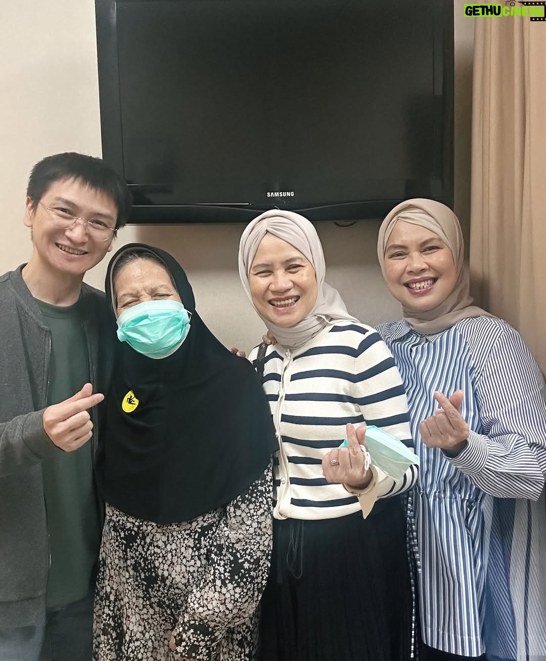 Alya Rohali - 4.1K Likes - Alhamdulillah selesai … terimakasih mama for showing great courage and endurance throughout 25 times of radiation .
We know it’s not easy setiap hari harus bolak balik rumah sakit di usia 78 tahun . Apalagi mama sempet flu plus double treatment dengan minum obat kemo🥹 .
You are truly a warrior mama … Semoga Allah berikan miracle untuk kesembuhan mama seutuhnya .
All we can do is giving you full support and prayers .
Thank you bro sis and cucu2 .
Love you enin ❤️