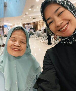 Alya Rohali Instagram - Alhamdulillah selesai … terimakasih mama for showing great courage and endurance throughout 25 times of radiation . 
We know it’s not easy setiap hari harus bolak balik rumah sakit di usia 78 tahun . Apalagi mama sempet flu plus double treatment dengan minum obat kemo🥹 . 
You are truly a warrior mama … Semoga Allah berikan miracle untuk kesembuhan mama seutuhnya . 
All we can do is giving you full support and prayers . 
Thank you bro sis and cucu2 . 
Love you enin ❤️
