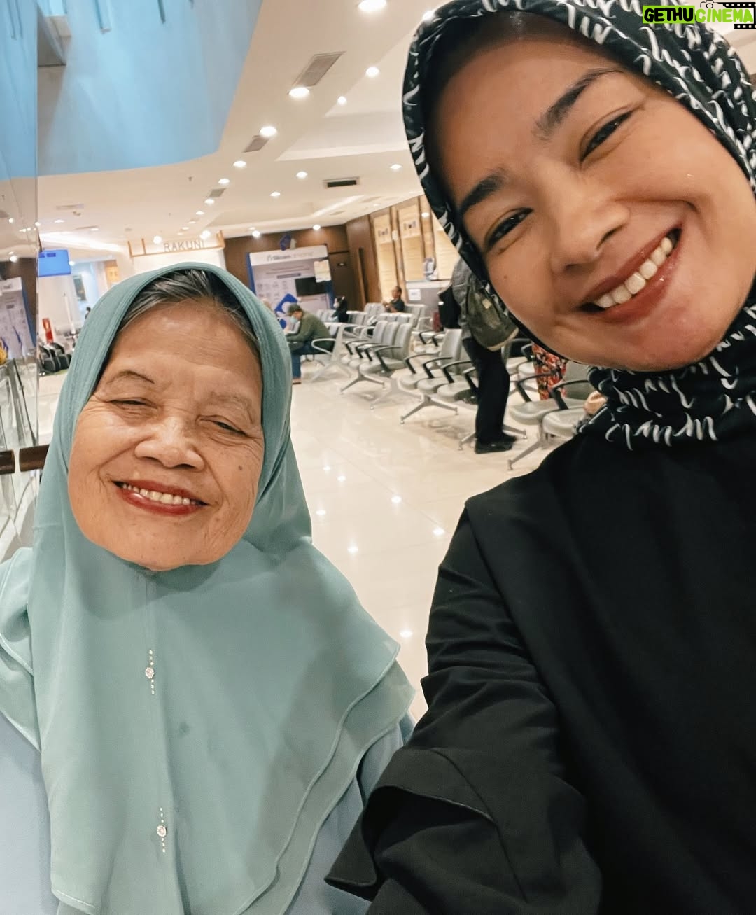 Alya Rohali - 4.1K Likes - Alhamdulillah selesai … terimakasih mama for showing great courage and endurance throughout 25 times of radiation .
We know it’s not easy setiap hari harus bolak balik rumah sakit di usia 78 tahun . Apalagi mama sempet flu plus double treatment dengan minum obat kemo🥹 .
You are truly a warrior mama … Semoga Allah berikan miracle untuk kesembuhan mama seutuhnya .
All we can do is giving you full support and prayers .
Thank you bro sis and cucu2 .
Love you enin ❤️