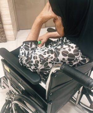 Alya Rohali Instagram - Alhamdulillah selesai … terimakasih mama for showing great courage and endurance throughout 25 times of radiation . 
We know it’s not easy setiap hari harus bolak balik rumah sakit di usia 78 tahun . Apalagi mama sempet flu plus double treatment dengan minum obat kemo🥹 . 
You are truly a warrior mama … Semoga Allah berikan miracle untuk kesembuhan mama seutuhnya . 
All we can do is giving you full support and prayers . 
Thank you bro sis and cucu2 . 
Love you enin ❤️