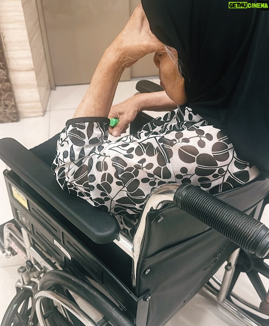 Alya Rohali - 4.1K Likes - Alhamdulillah selesai … terimakasih mama for showing great courage and endurance throughout 25 times of radiation .
We know it’s not easy setiap hari harus bolak balik rumah sakit di usia 78 tahun . Apalagi mama sempet flu plus double treatment dengan minum obat kemo🥹 .
You are truly a warrior mama … Semoga Allah berikan miracle untuk kesembuhan mama seutuhnya .
All we can do is giving you full support and prayers .
Thank you bro sis and cucu2 .
Love you enin ❤️