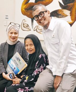 Alya Rohali Instagram - Alhamdulillah selesai … terimakasih mama for showing great courage and endurance throughout 25 times of radiation . 
We know it’s not easy setiap hari harus bolak balik rumah sakit di usia 78 tahun . Apalagi mama sempet flu plus double treatment dengan minum obat kemo🥹 . 
You are truly a warrior mama … Semoga Allah berikan miracle untuk kesembuhan mama seutuhnya . 
All we can do is giving you full support and prayers . 
Thank you bro sis and cucu2 . 
Love you enin ❤️