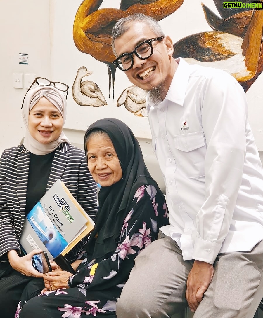 Alya Rohali - 4.1K Likes - Alhamdulillah selesai … terimakasih mama for showing great courage and endurance throughout 25 times of radiation .
We know it’s not easy setiap hari harus bolak balik rumah sakit di usia 78 tahun . Apalagi mama sempet flu plus double treatment dengan minum obat kemo🥹 .
You are truly a warrior mama … Semoga Allah berikan miracle untuk kesembuhan mama seutuhnya .
All we can do is giving you full support and prayers .
Thank you bro sis and cucu2 .
Love you enin ❤️