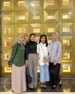 Alya Rohali Instagram - As a parent there will be first time for everything regarding our children . First born, first walk, first school, first graduation, first love, first broken heart .. and this time first marriage proposal … wow what a phase of parenting life . 
Jadi begini ceritanya … 
Slide 1 coming soon lamaran antar keluarga besar jani dan audi 
Slide 2 pertama kali audi mau menyampaikan maksudnya … mau propose jani . Mama masih kaget tapi ayah super girang 
Slide 3 setelah beberapa kali tertunda , after jani pulang dari London dan chicago akhirnya info akan propose 
Slide 4 Mama cepu sedikit ke adik2 and mereka super happy 
Slide 5 and 6 Finally di propose membuat kegegeran di group keluarga besar , haha jani gak tau kalau kita semua orangtua udh diajak ngomong dulu 
Slide 7,8,9 parents meeting after the proposal ,  the more the merrier 
Slide 10 dst final preparation for lamaran formal dengan semua keluarga besar . 
Bismillah lancar semua … tunggu cerita selanjutnya ya