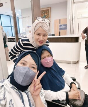 Alya Rohali Instagram - Alhamdulillah selesai … terimakasih mama for showing great courage and endurance throughout 25 times of radiation . 
We know it’s not easy setiap hari harus bolak balik rumah sakit di usia 78 tahun . Apalagi mama sempet flu plus double treatment dengan minum obat kemo🥹 . 
You are truly a warrior mama … Semoga Allah berikan miracle untuk kesembuhan mama seutuhnya . 
All we can do is giving you full support and prayers . 
Thank you bro sis and cucu2 . 
Love you enin ❤️