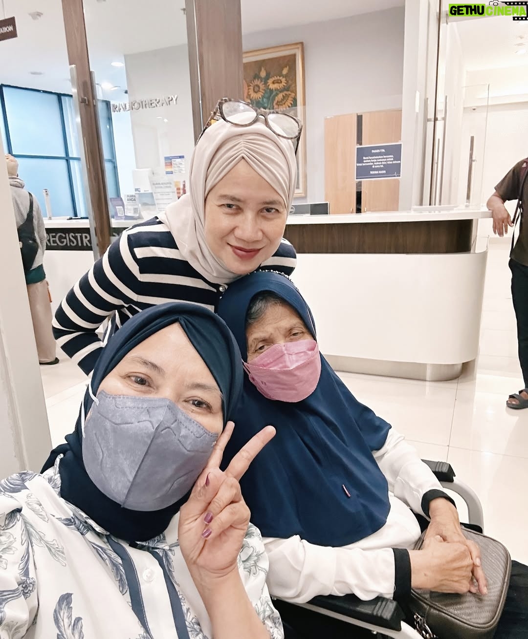 Alya Rohali - 4.1K Likes - Alhamdulillah selesai … terimakasih mama for showing great courage and endurance throughout 25 times of radiation .
We know it’s not easy setiap hari harus bolak balik rumah sakit di usia 78 tahun . Apalagi mama sempet flu plus double treatment dengan minum obat kemo🥹 .
You are truly a warrior mama … Semoga Allah berikan miracle untuk kesembuhan mama seutuhnya .
All we can do is giving you full support and prayers .
Thank you bro sis and cucu2 .
Love you enin ❤️