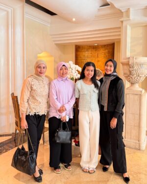 Alya Rohali Instagram - As a parent there will be first time for everything regarding our children . First born, first walk, first school, first graduation, first love, first broken heart .. and this time first marriage proposal … wow what a phase of parenting life . 
Jadi begini ceritanya … 
Slide 1 coming soon lamaran antar keluarga besar jani dan audi 
Slide 2 pertama kali audi mau menyampaikan maksudnya … mau propose jani . Mama masih kaget tapi ayah super girang 
Slide 3 setelah beberapa kali tertunda , after jani pulang dari London dan chicago akhirnya info akan propose 
Slide 4 Mama cepu sedikit ke adik2 and mereka super happy 
Slide 5 and 6 Finally di propose membuat kegegeran di group keluarga besar , haha jani gak tau kalau kita semua orangtua udh diajak ngomong dulu 
Slide 7,8,9 parents meeting after the proposal ,  the more the merrier 
Slide 10 dst final preparation for lamaran formal dengan semua keluarga besar . 
Bismillah lancar semua … tunggu cerita selanjutnya ya